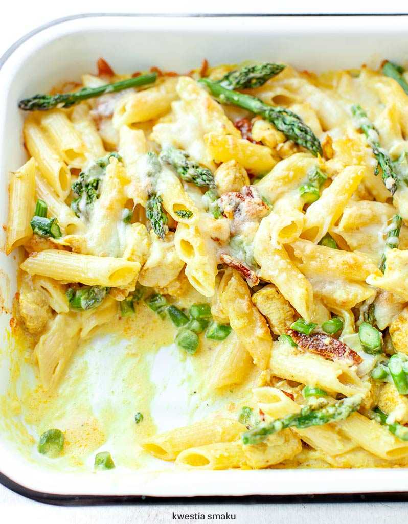 Zapiekanka makaronowa z kurczakiem i szparagami Kwestia Smaku