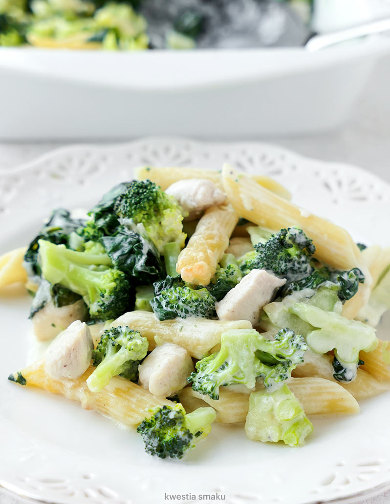 Zapiekanka makaronowa z kurczakiem, brokułami i szpinakiem Kwestia Smaku