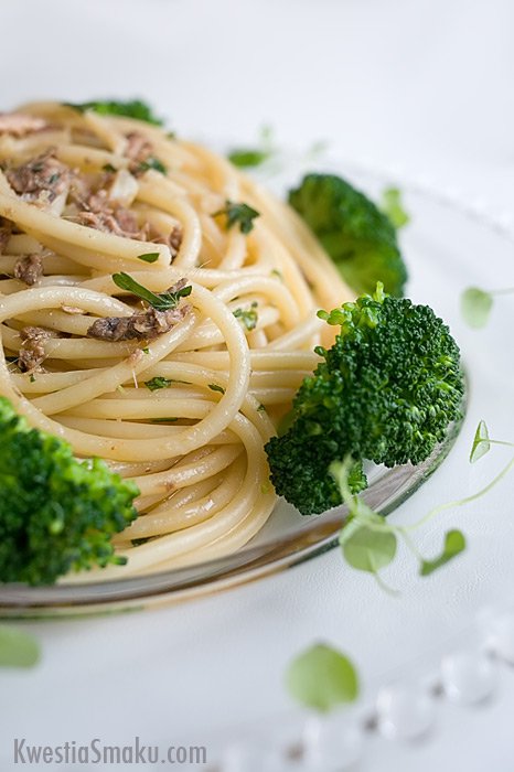 Spaghetti z brokułami i anchois