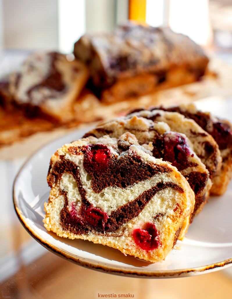 Babka marmurkowa z wiśniami i kruszonką