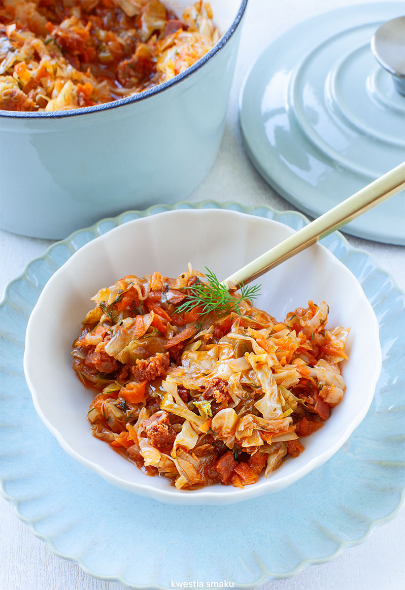 Bigos z młodej kapusty z chorizo