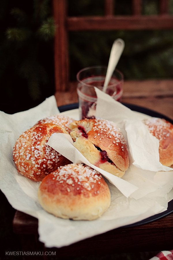 Bułeczka brioche z cukrem