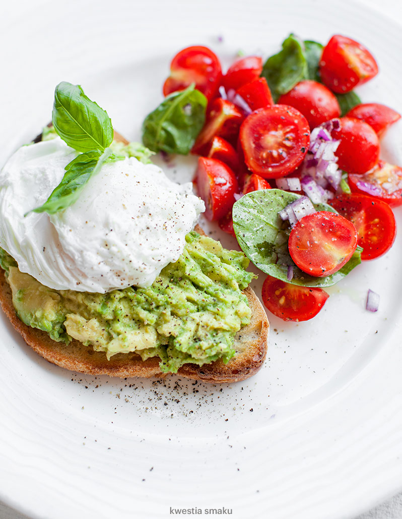 Bruschetta z awokado podawana z jajkiem w koszulce i sałatką z pomidorków