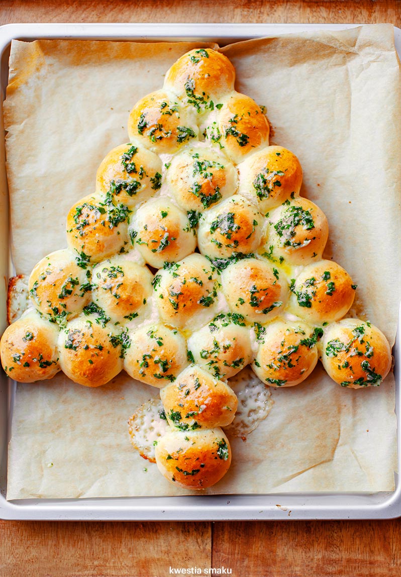 Choinka drożdżowa z mozzarellą i masłem czosnkowym