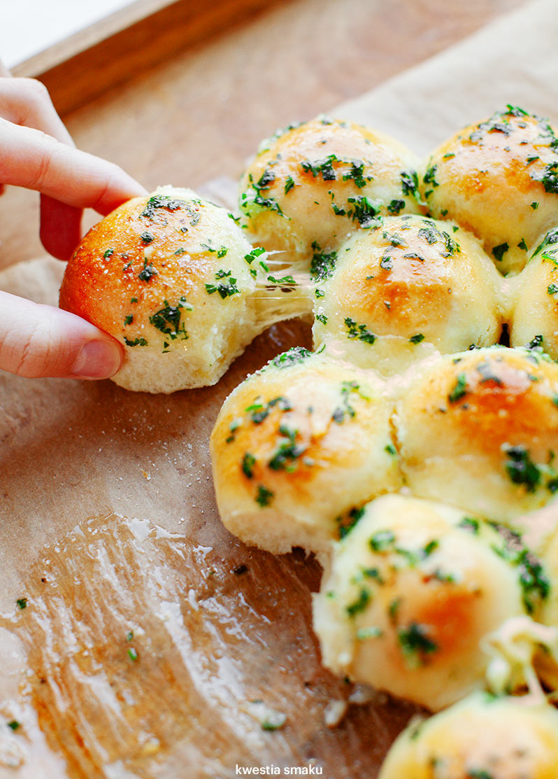 Choinka drożdżowa z mozzarellą i masłem czosnkowym