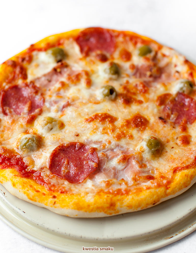 Pizza z mozzarellą, salami, szynką i oliwkami