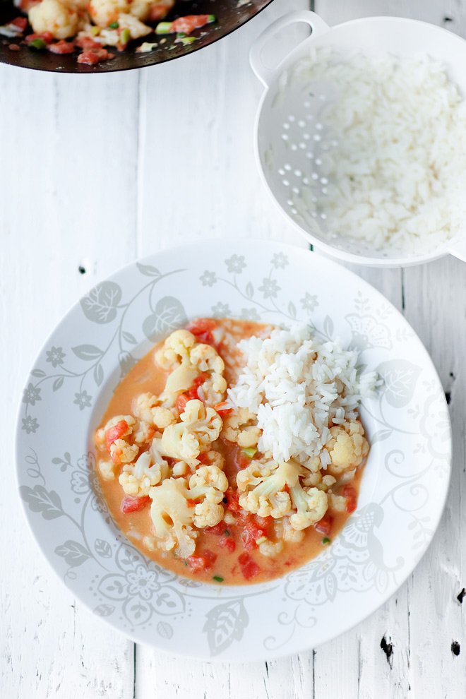 Curry z kalafiorem i pomidorami