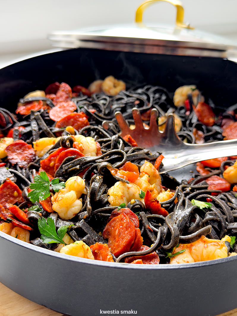 Czarny makaron z chorizo i krewetkami