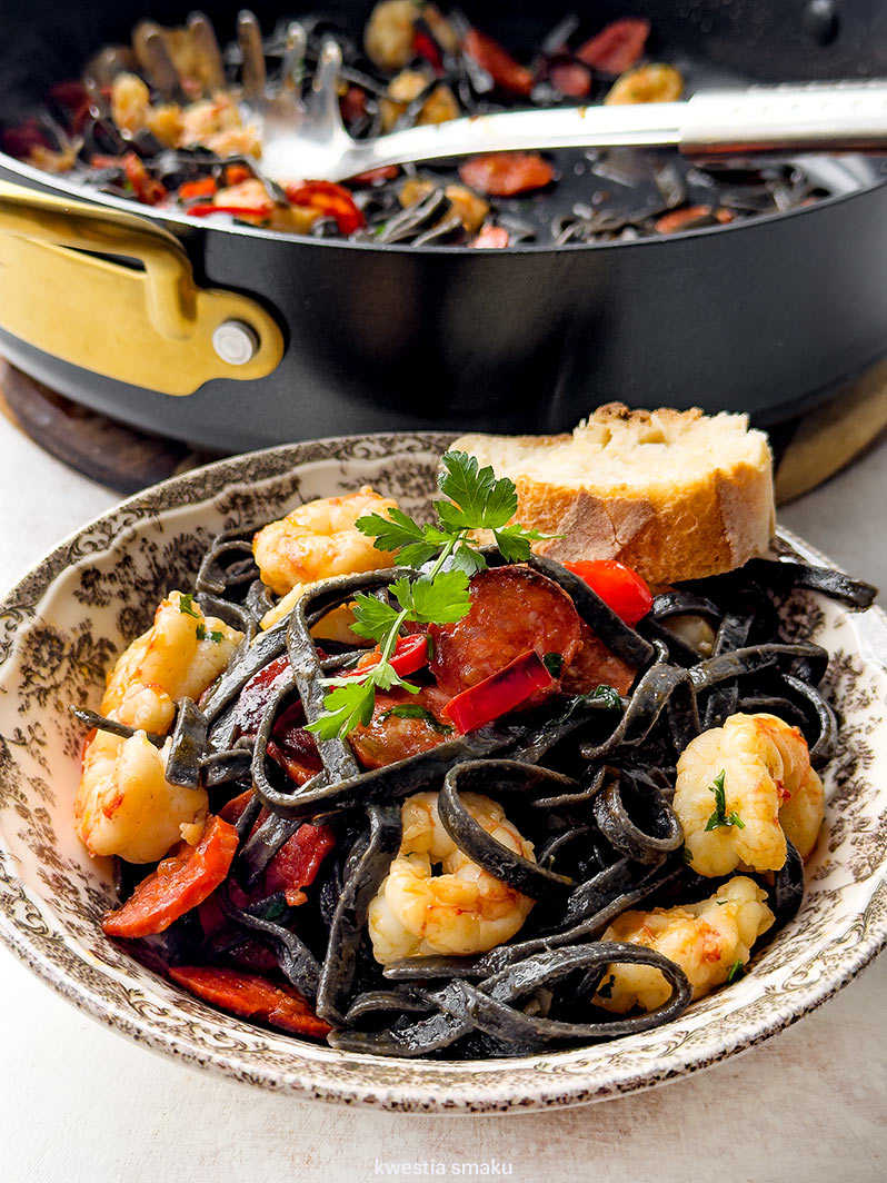 Czarny makaron z chorizo i krewetkami