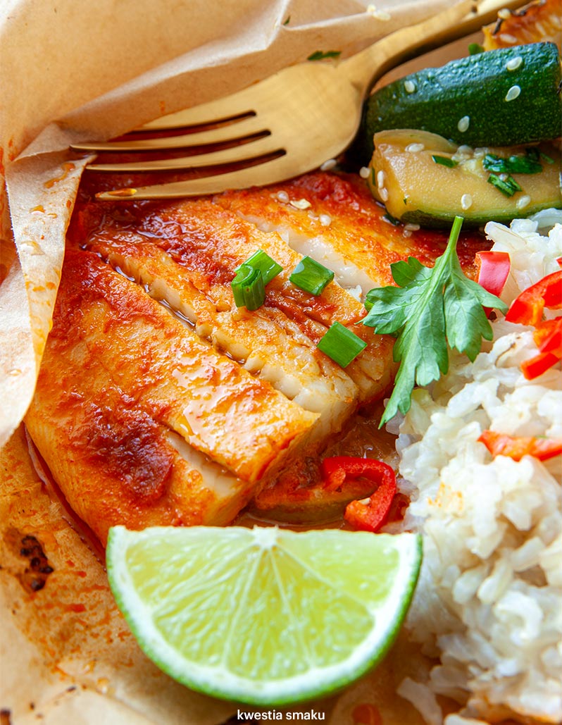 Filety ryby w czerwonym curry pieczone w papilotach