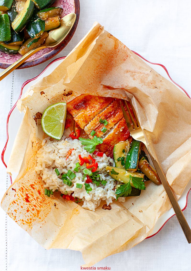 Filety ryby w czerwonym curry pieczone w papilotach