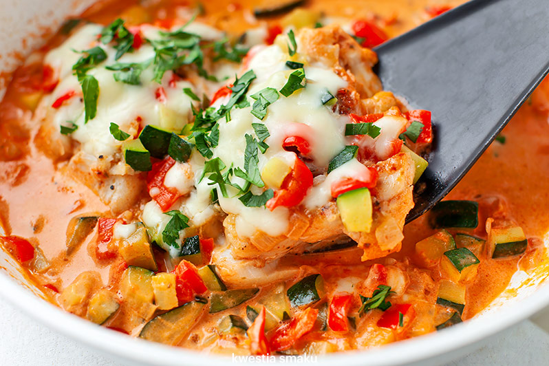 FIlety ryby w sosie z cukinią i papryką