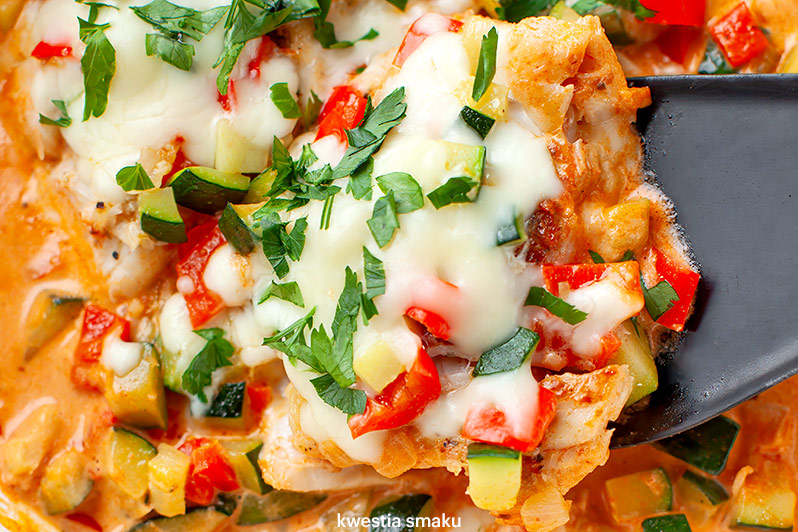 FIlety ryby w sosie z cukinią i papryką