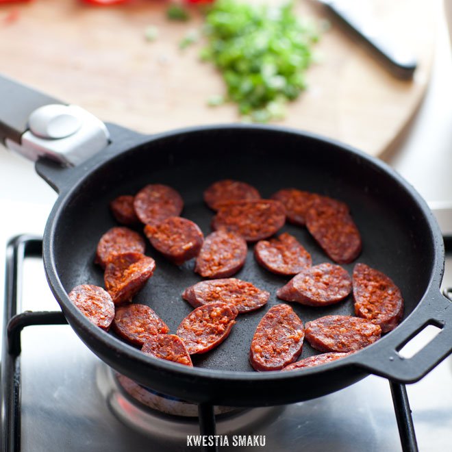 Frittata z chorizo, papryką, chili i szczypiorkiem