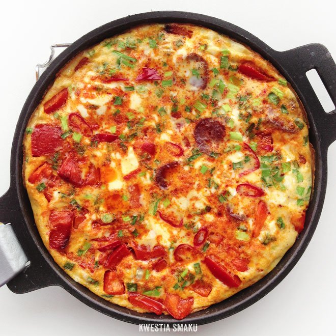 Frittata z chorizo, papryką, chili i szczypiorkiem