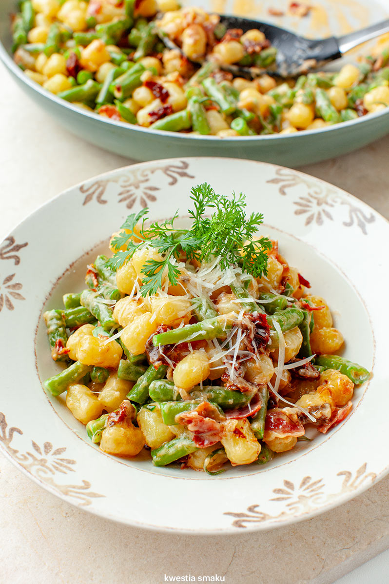 Gnocchi z boczkiem, fasolką szparagową i suszonymi pomidorami