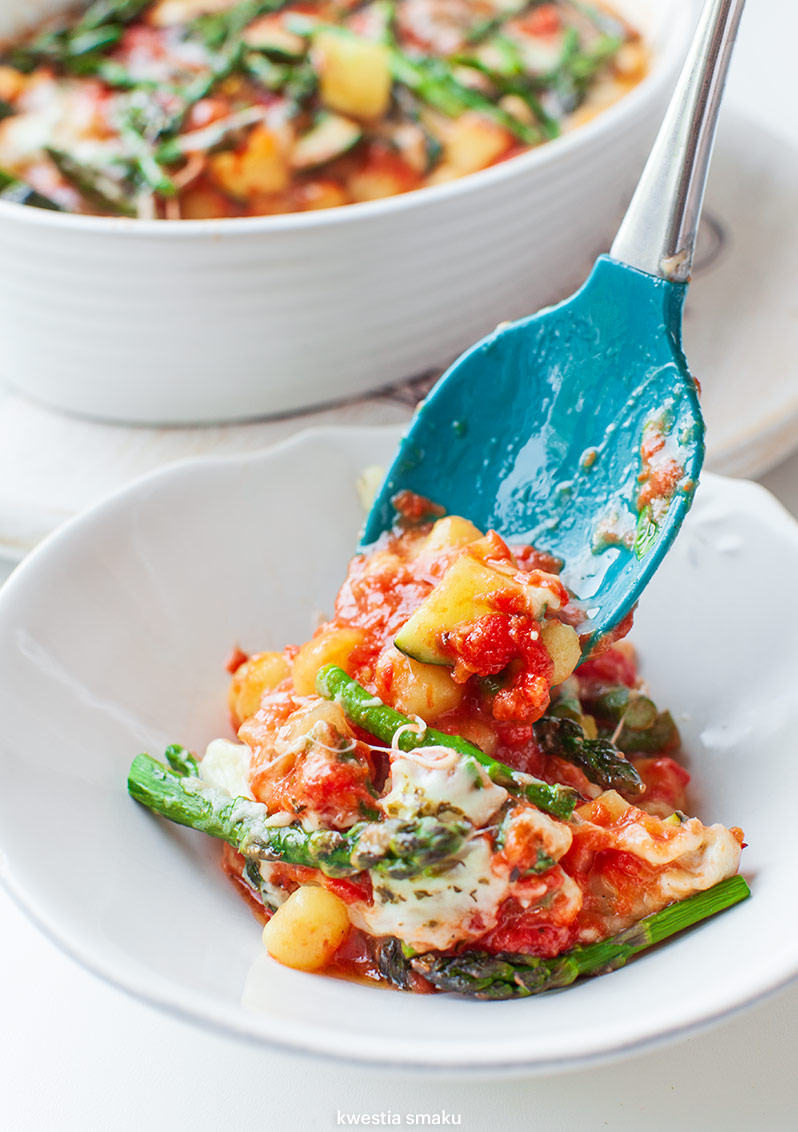 Gnocchi zapiekane ze szparagami w sosie pomidorowym z mozzarellą