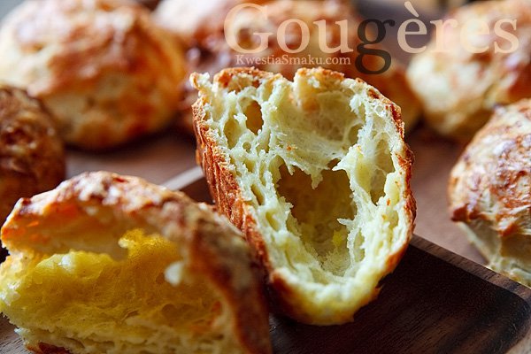 Gougères - przepis na francuskie wytrawne bułki z dodatkiem sera żółtego