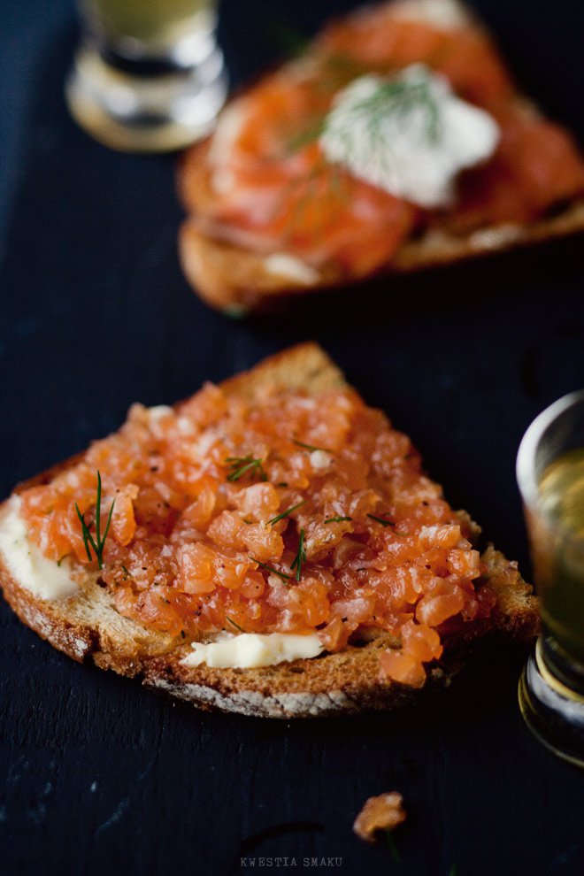 Gravlax - łosoś marynowany w soli, cukrze i skórce grejpfruta