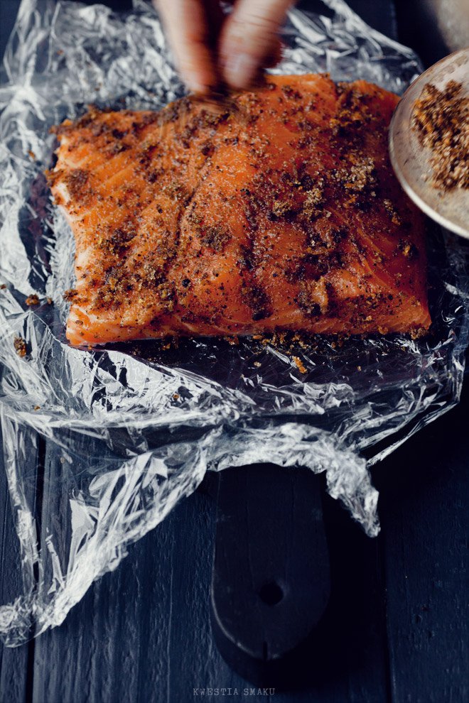 Gravlax - łosoś marynowany w soli, cukrze i skórce grejpfruta