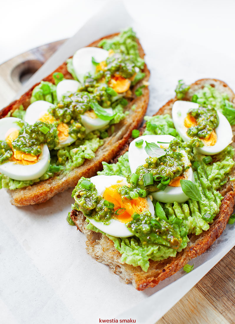 Grzanki z guacamole, jajkiem i pesto z pistacji