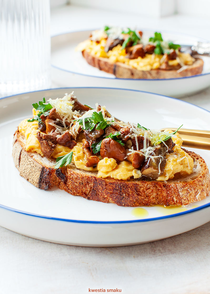 Grzanki z jajecznicą, grzybami i oliwą truflową
