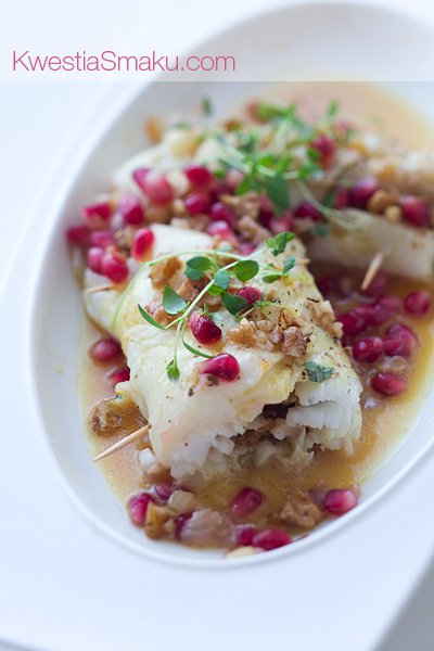 Halibut z orzechami i granatem.