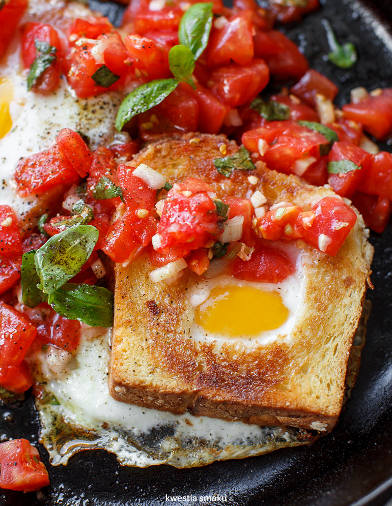 Jajka zapiekane w tostach z salsą pomidorową