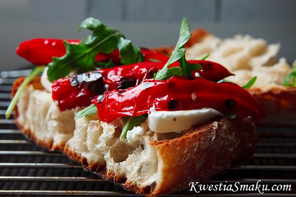 Bruschetta z grillowaną papryką i kozim serkiem.