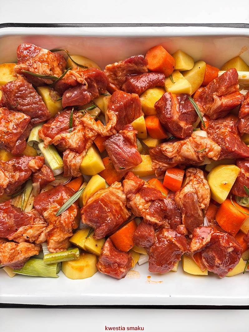 Karkówka pieczona z ziemniakami i marchewką