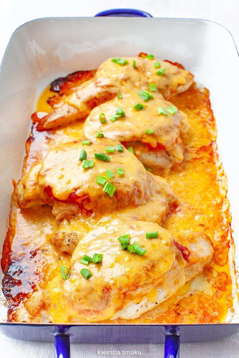 Kurczak zapiekany z sosem pomidorowym i serem