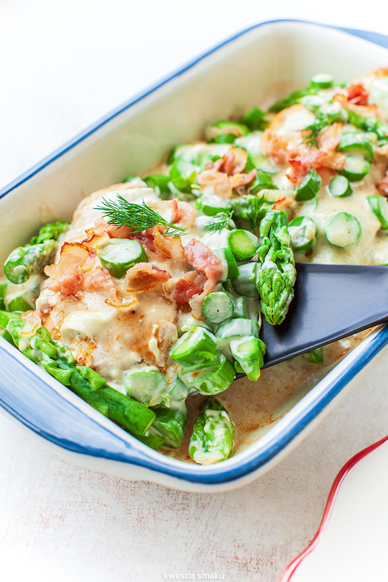 Kurczak zapiekany ze szparagami i sosem serowym