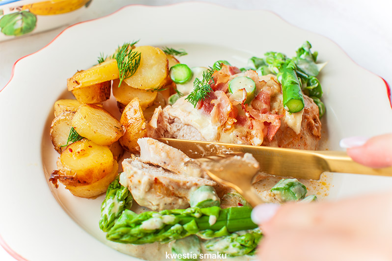 Kurczak zapiekany ze szparagami i sosem serowym