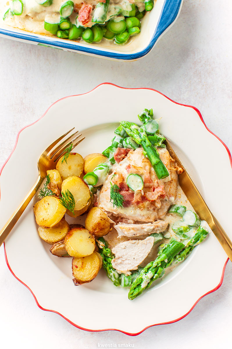 Kurczak zapiekany ze szparagami i sosem serowym