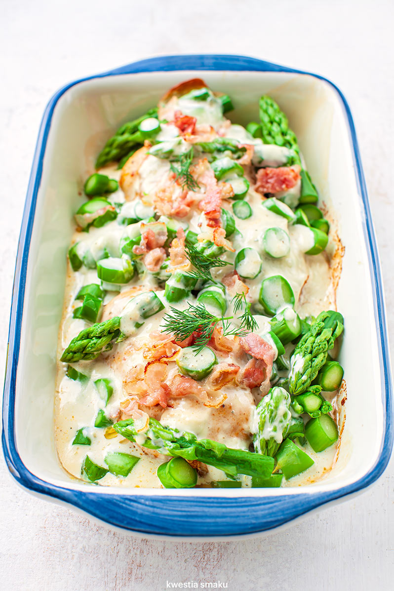 Kurczak zapiekany ze szparagami i sosem serowym