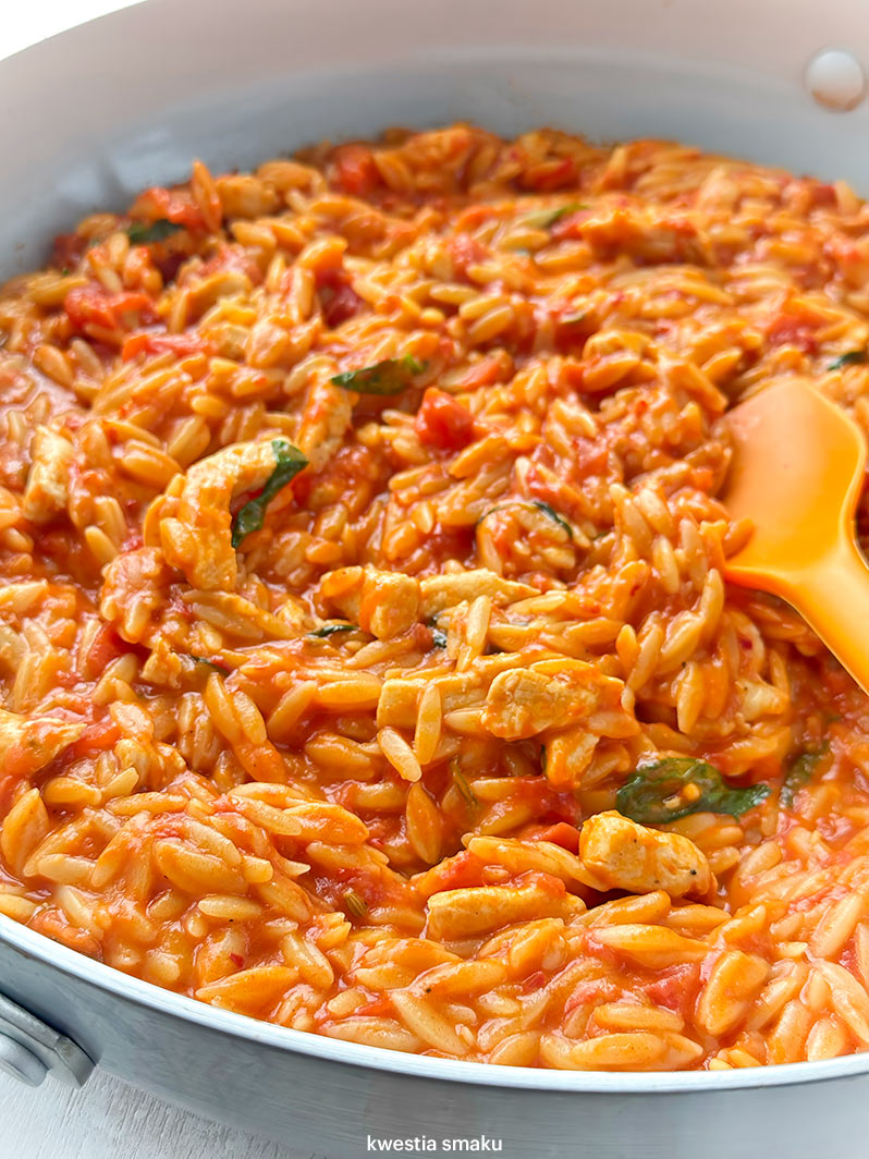 Makaron orzo z kurczakiem i harissą
