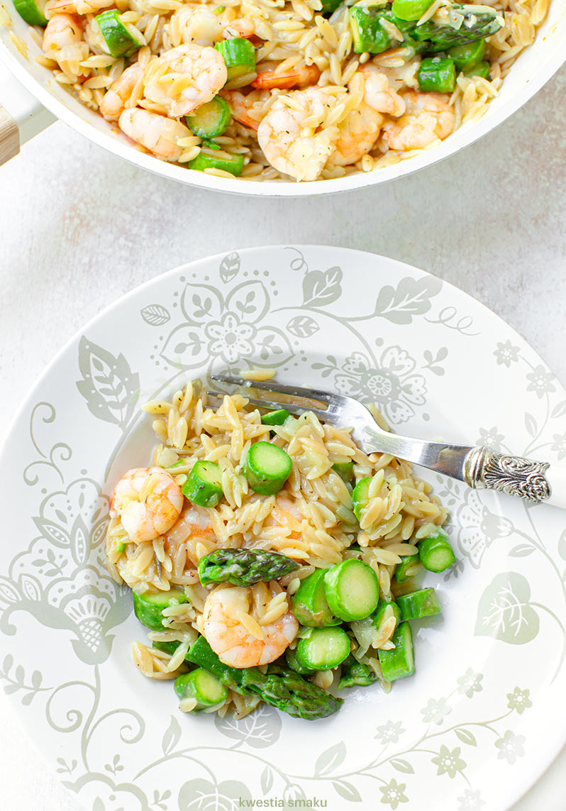 Makaron orzo ze szparagami i krewetkami