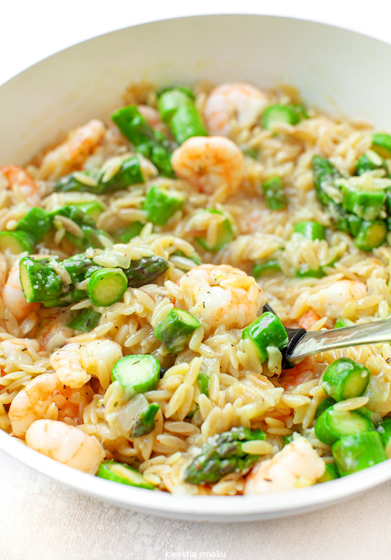 Makaron orzo ze szparagami i krewetkami