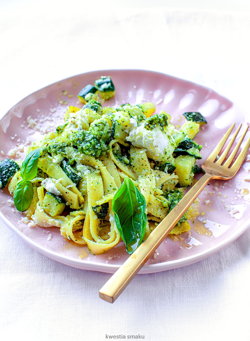 Makaron z cukinią i pesto bazyliowym