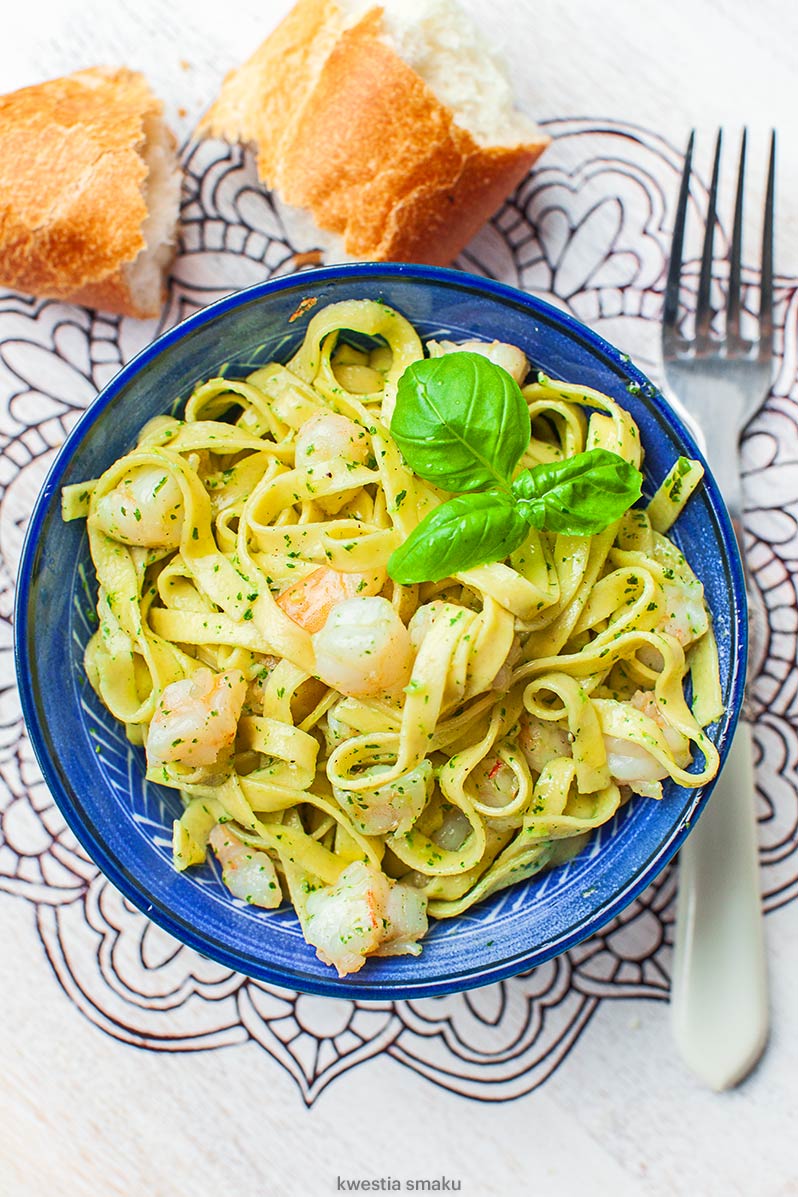 Makaron z krewetkami i pesto z bazylii