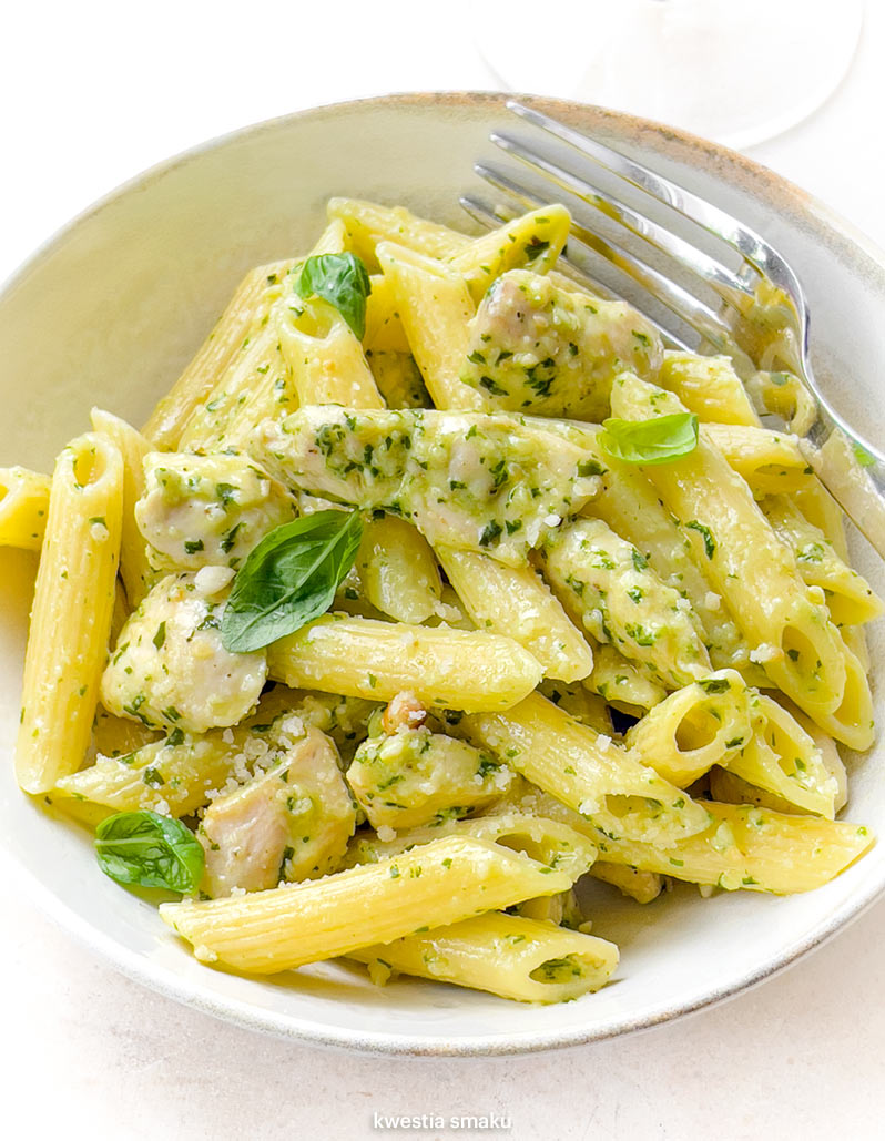 Makaron z kurczakiem i pesto