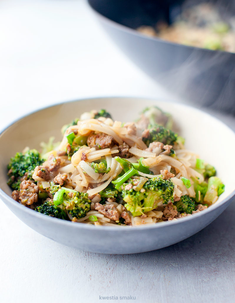 Makaron ryżowy smażony z brokułami i drobiowym mięsem mielonym