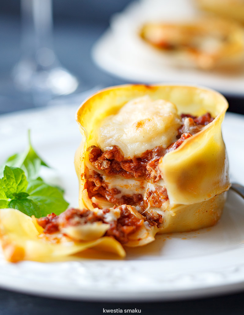 Mini lasagne pieczone w formie na muffiny