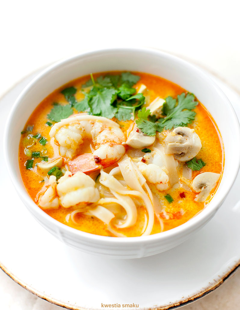 Orientalna zupa z krewetkami i makaronem ryżowym