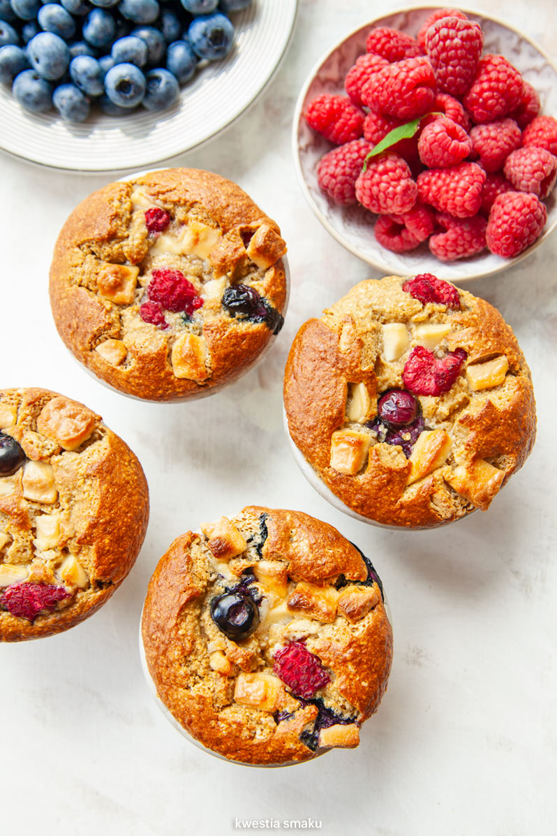 Owsiane muffiny z malinami i białą czekoladą