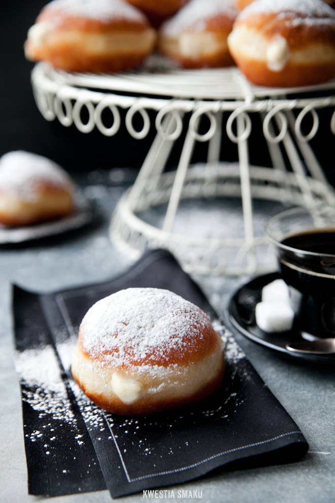 Pączki nadziewane budyniem