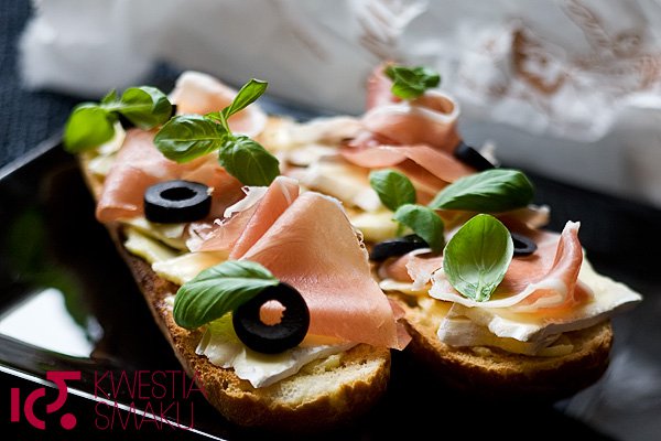  Kanapka z szynką parmeńską, czarnymi oliwkami, serem brie i bazylią