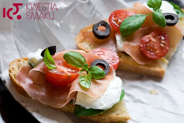 Kanapka z mozzarellą, szynką parmeńską i pomidorem