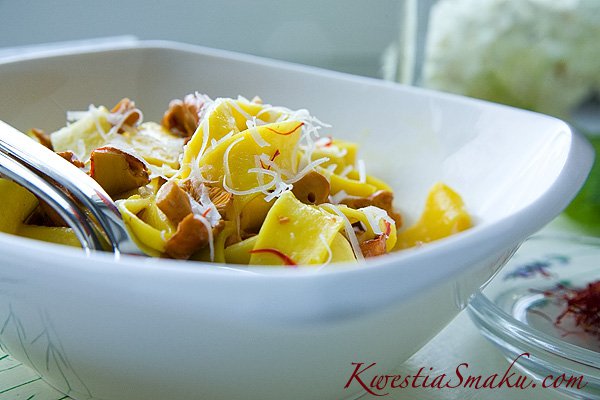 Pappardelle z kurkami w sosie szafranowym