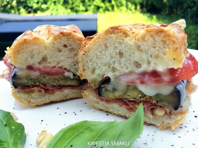 Panino z bakłażanem, pomidorem i gorgonzolą